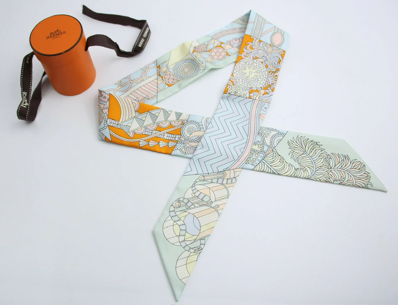 Hermes De l'Ombrelle aux Silk Twilly Pale Pink Sky Orange - Image 3