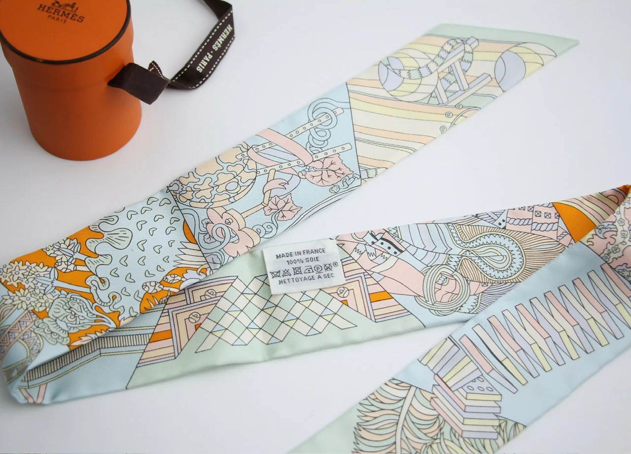 Hermes De l'Ombrelle aux Silk Twilly Pale Pink Sky Orange - Image 5