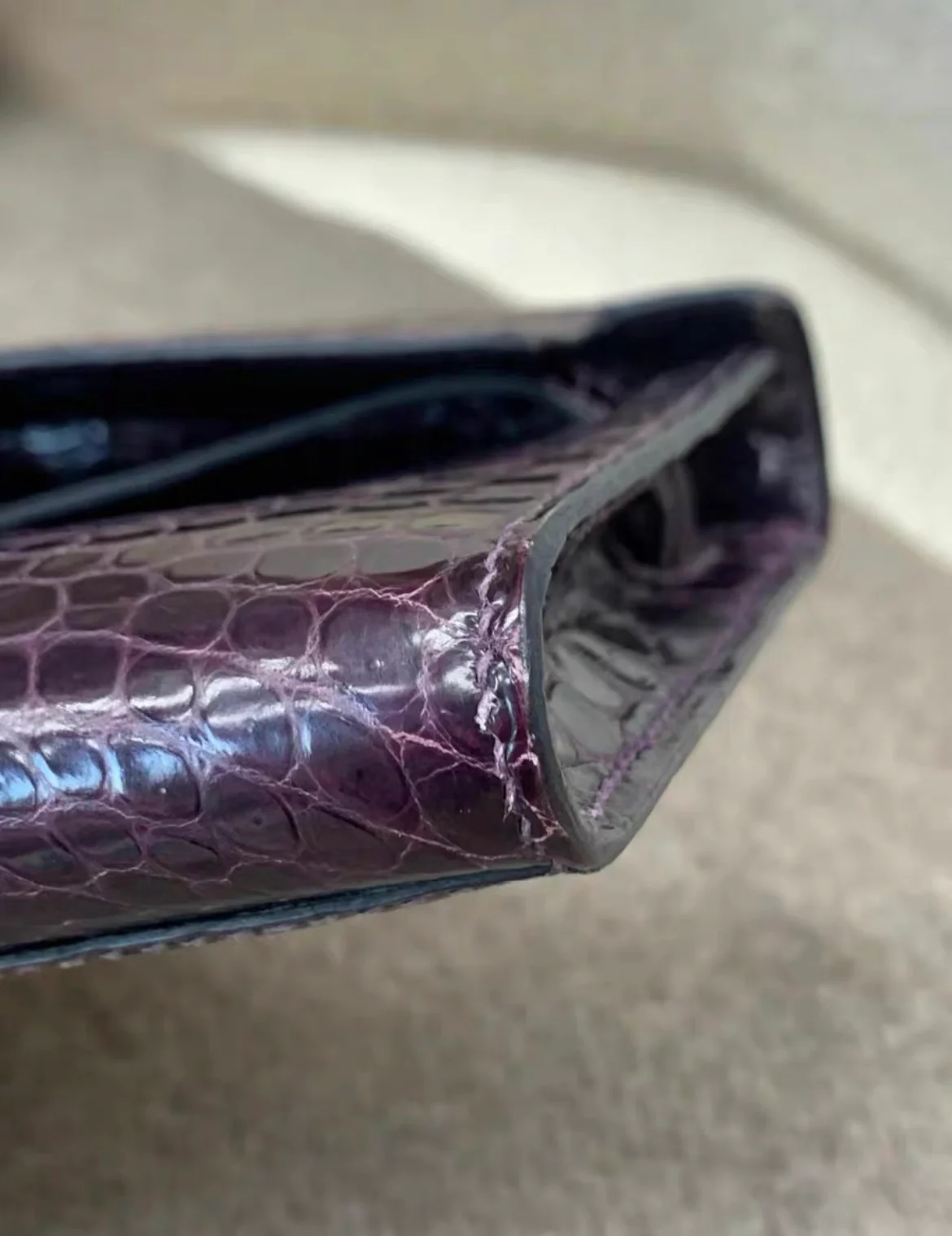 Hermès Kelly Cut Amethysts shiny Crocodile with gold hardware Clutch - Image 7