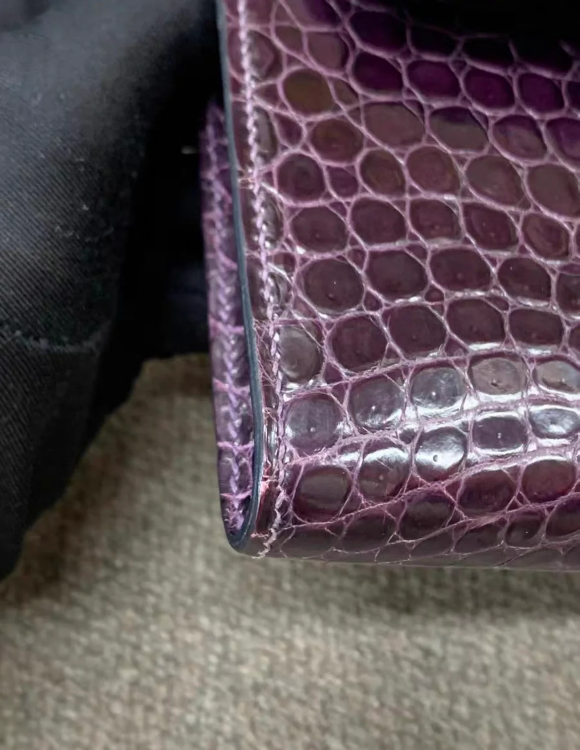 Hermès Kelly Cut Amethysts shiny Crocodile with gold hardware Clutch - Image 8