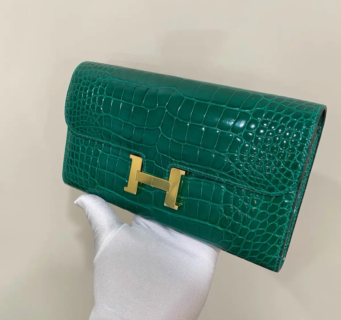 HERMÈS EMERALD GREEN SHINY ALLIGATOR CROCODILE CONSTANCE LONG WALLET CLUTCH BAG - Image 2