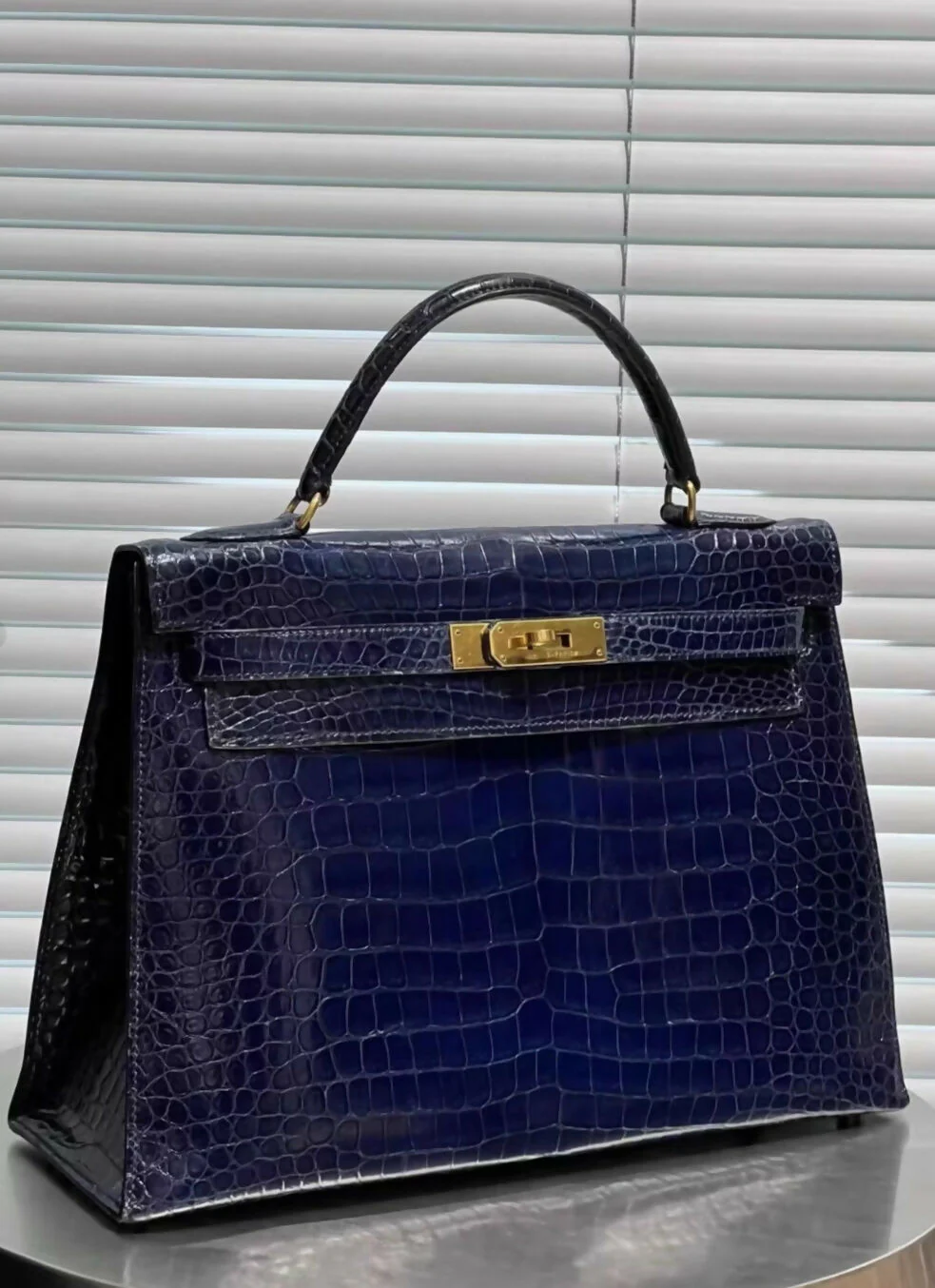 Hermès kelly 32 Blue sapphire shiny Crocodile leather gold hardware - Image 2
