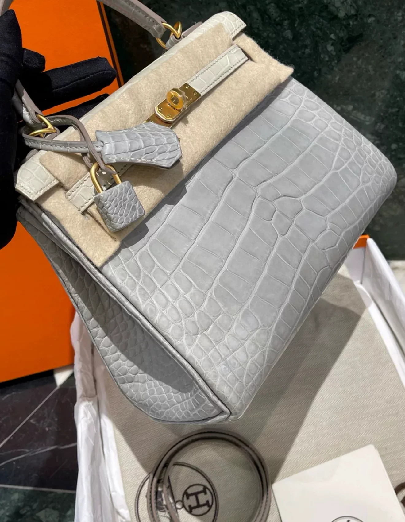 Hermès Kelly 25 Pearl Gray/ Beton Matte Crocodile Leather Brushed Gold Hardware - Image 3