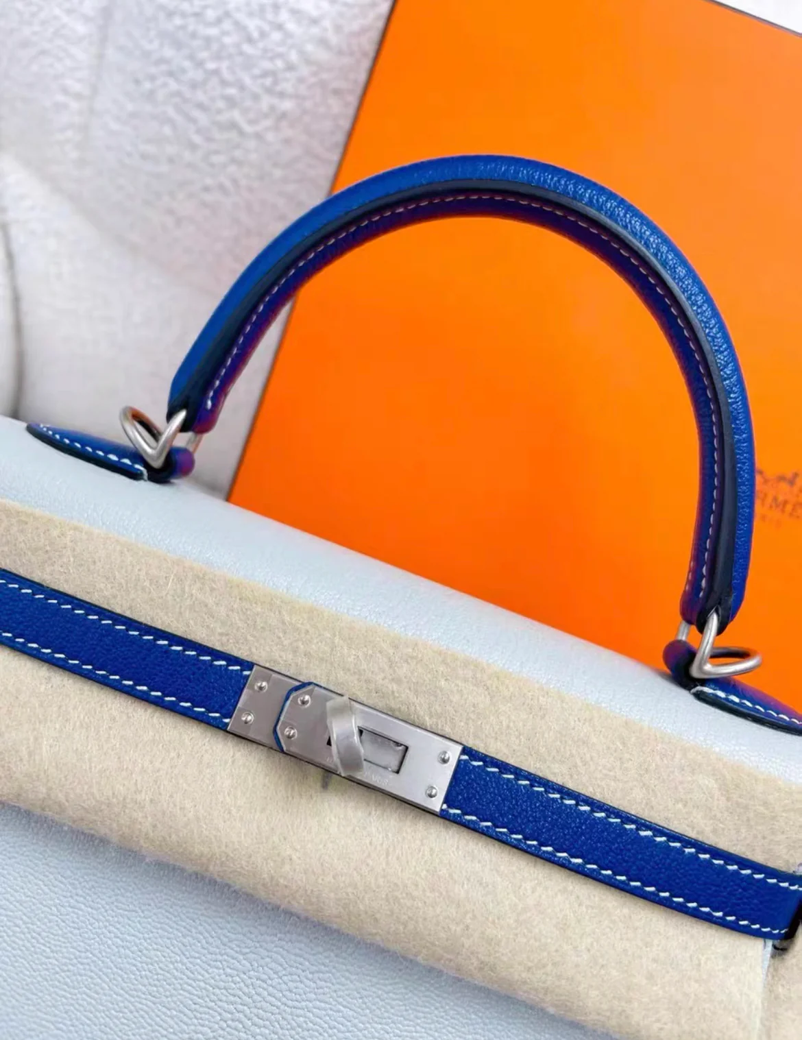 HERMÈS HSS Special Order Kelly 25 handbag in Gris Perle and Blue Saphir Chevre leather with Brushed Palladium hardware - Image 2