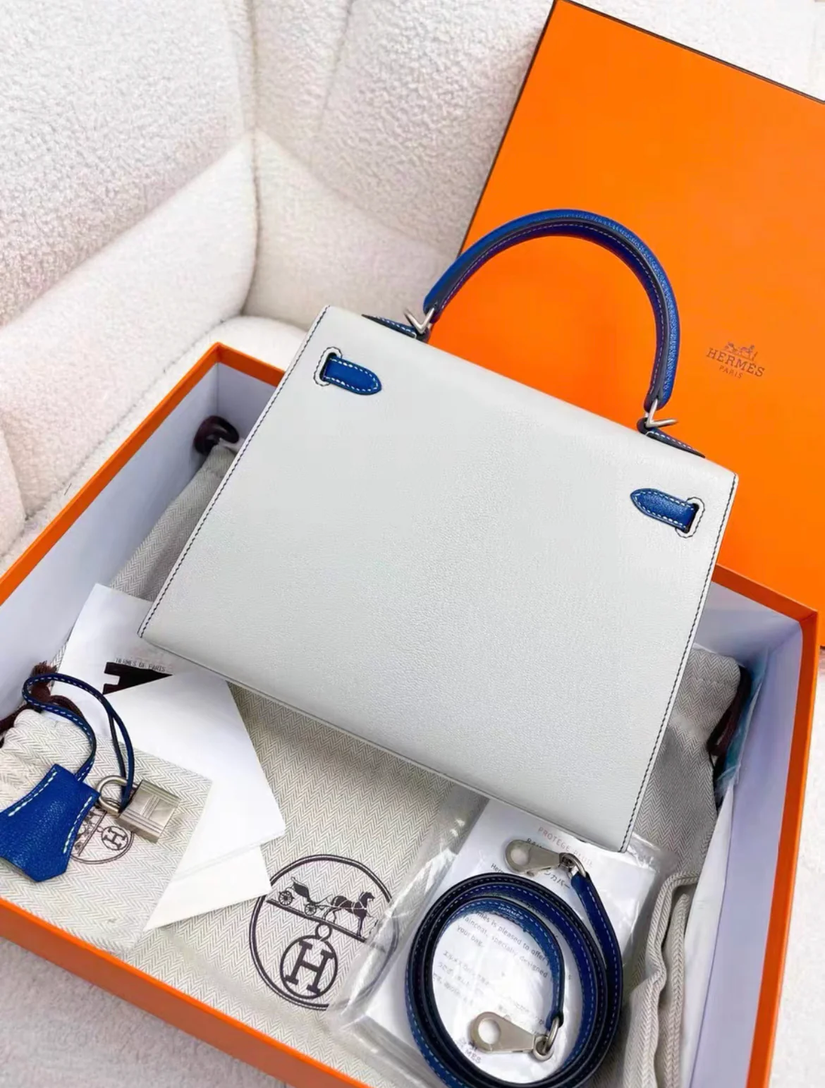 HERMÈS HSS Special Order Kelly 25 handbag in Gris Perle and Blue Saphir Chevre leather with Brushed Palladium hardware - Image 3