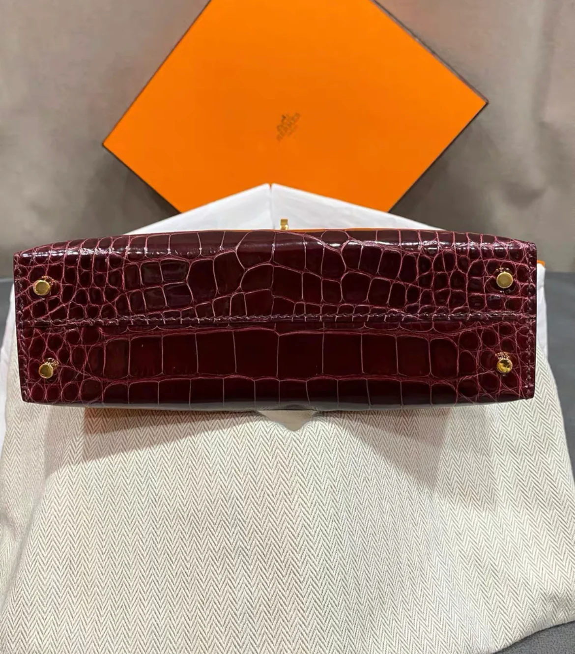 Hermes kelly 20 bordeaux porosus crocodile with gold hardware price - Image 6