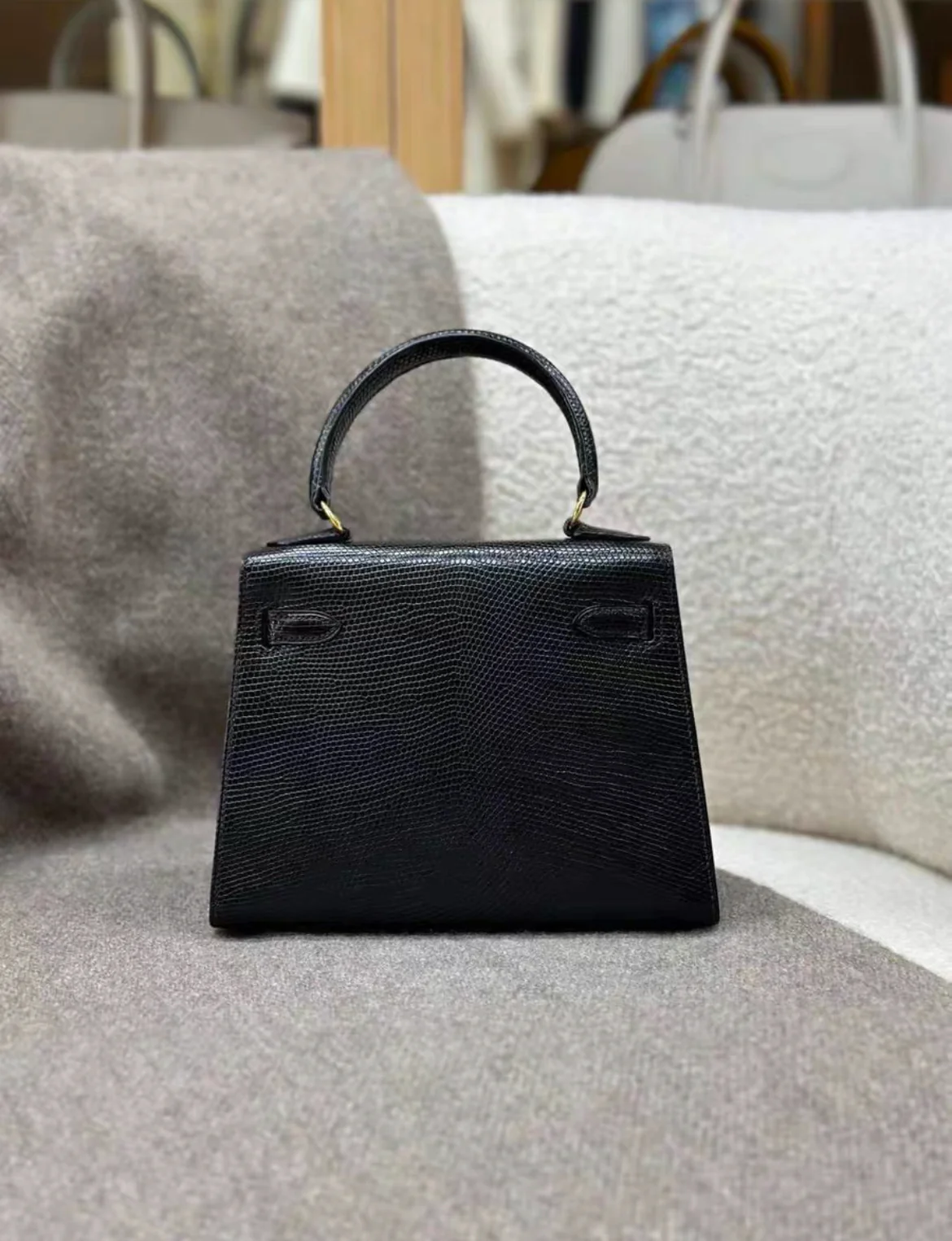 HERMÈS KELLY 20 MINI VINTAGE BLACK LIZARD WITH GOLD HARDWARE - Image 2