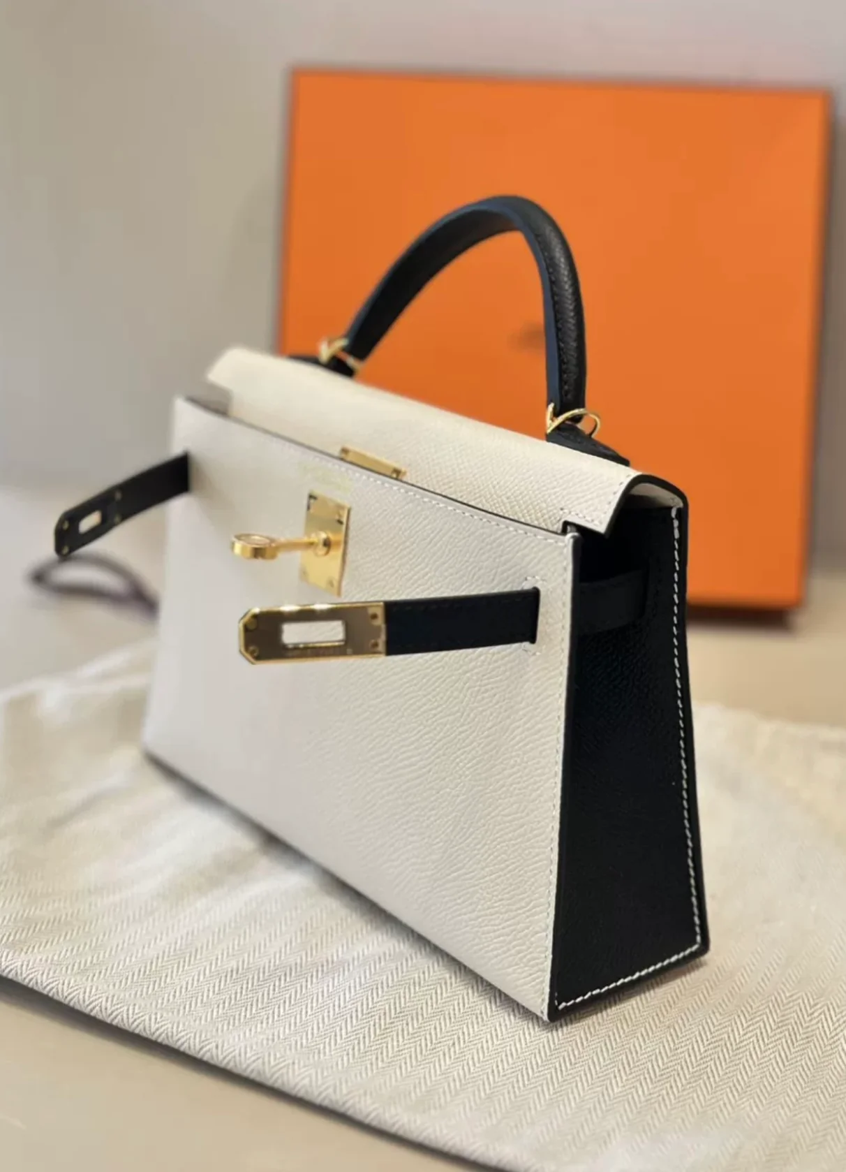 Hermès Kelly 20 Sellier Mini Nata/Black Chèvre Leather Permabrass Hardware - Image 3