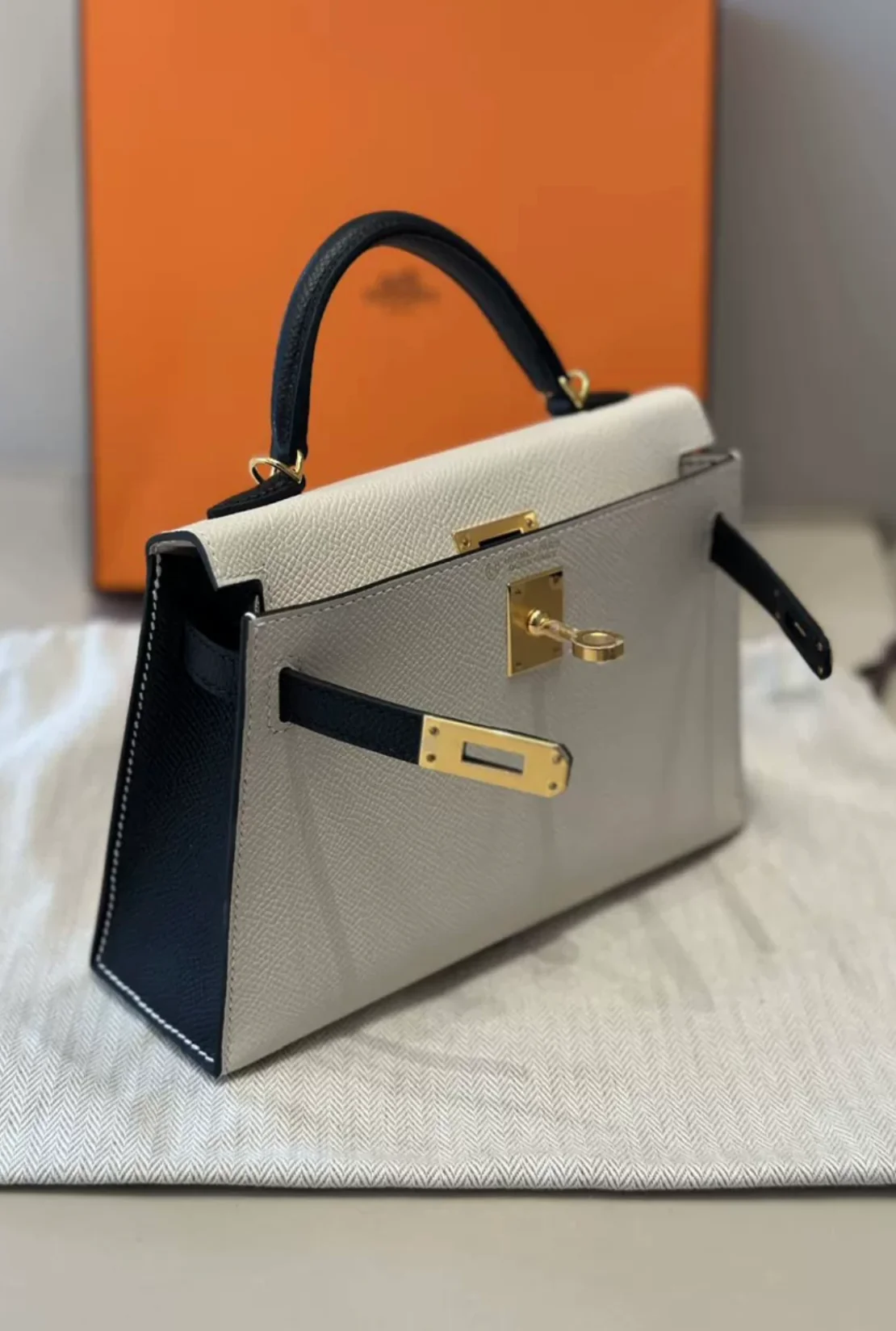 Hermès Kelly 20 Sellier Mini Nata/Black Chèvre Leather Permabrass Hardware - Image 4
