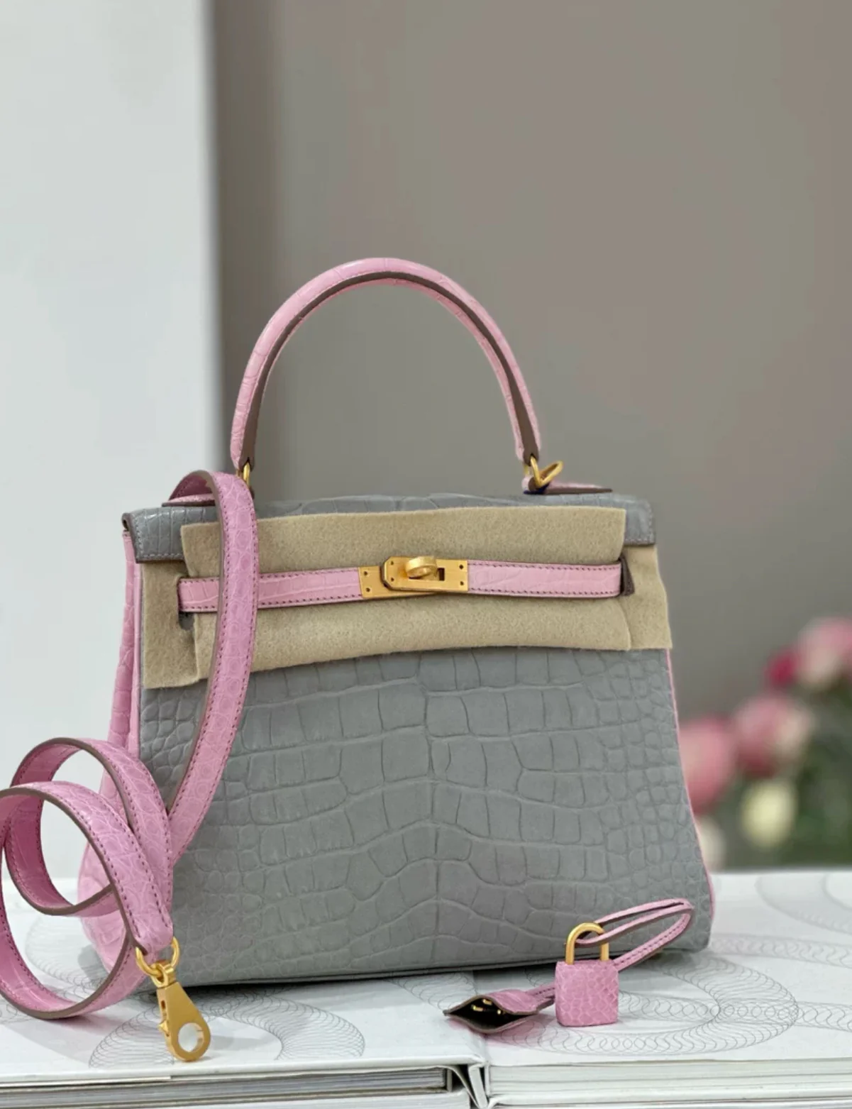 Hermès Kelly 25 5P Bubblegum & Pearl Gray Matte Crocodile Leather Gold Hardware