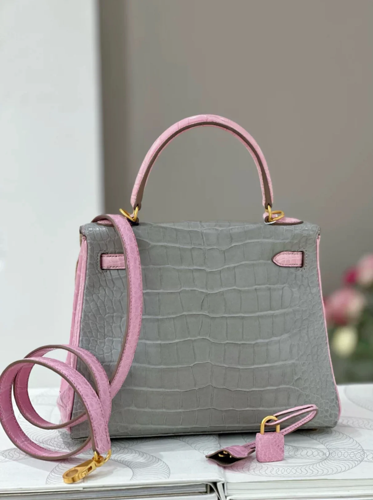 Hermès Kelly 25 5P Bubblegum & Pearl Gray Matte Crocodile Leather Gold Hardware - Image 2