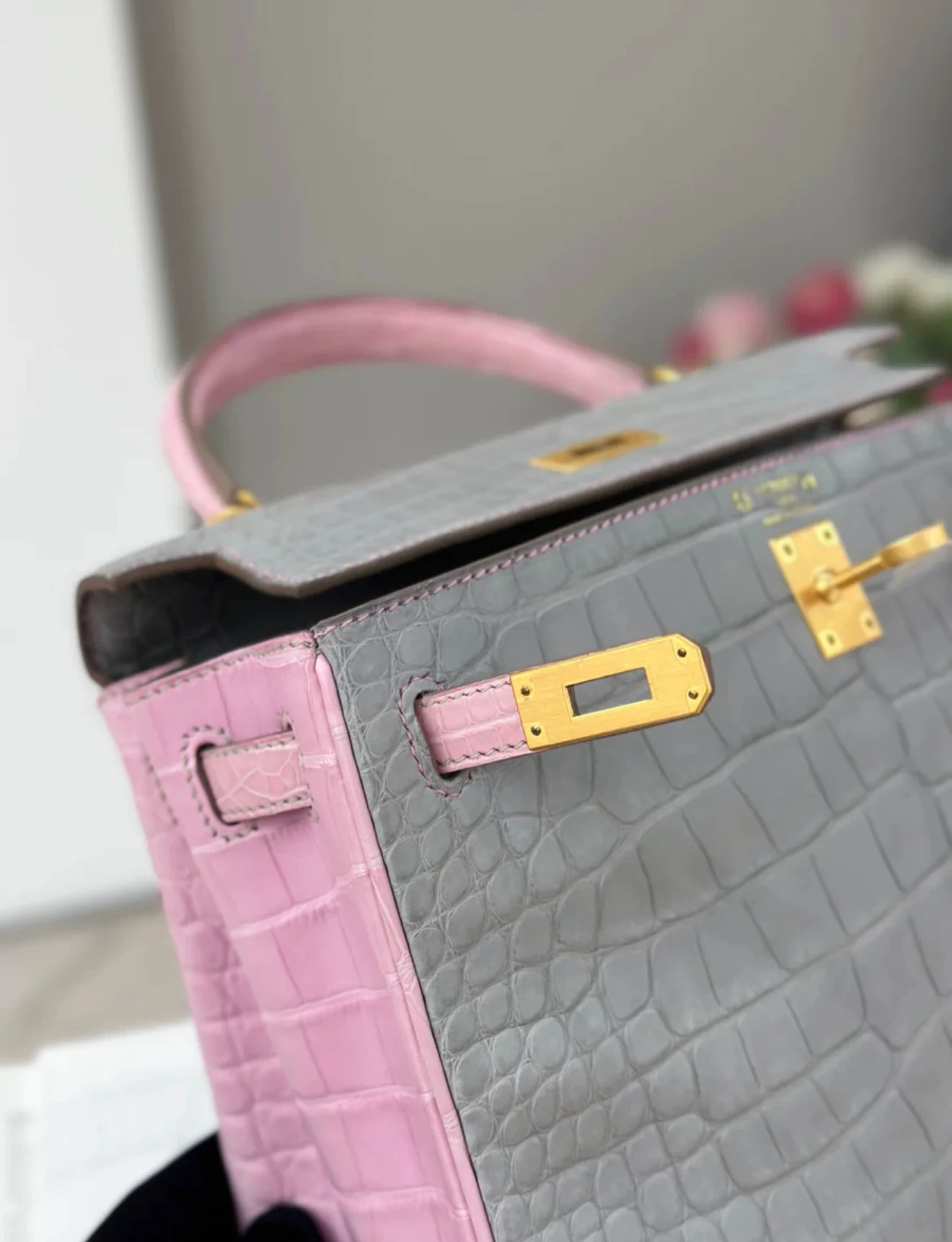Hermès Kelly 25 5P Bubblegum & Pearl Gray Matte Crocodile Leather Gold Hardware - Image 3