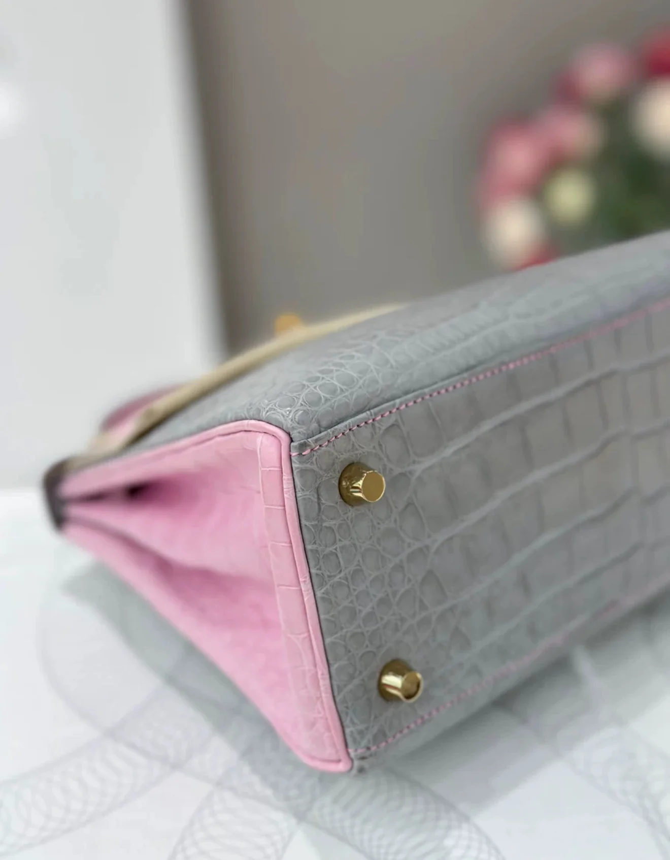 Hermès Kelly 25 5P Bubblegum & Pearl Gray Matte Crocodile Leather Gold Hardware - Image 4