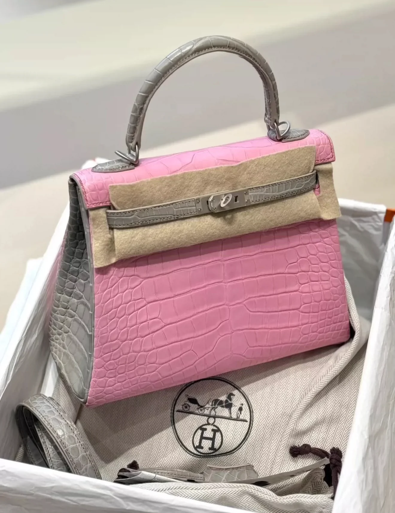 Hermès Kelly 25 5P Bubblegum & Pearl Gray Matte Crocodile Leather Palladium Hardware