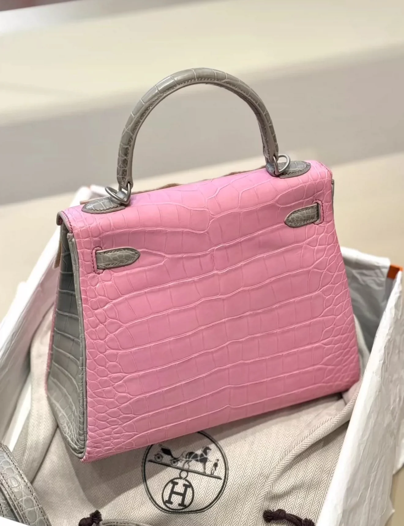 Hermès Kelly 25 5P Bubblegum & Pearl Gray Matte Crocodile Leather Palladium Hardware - Image 3