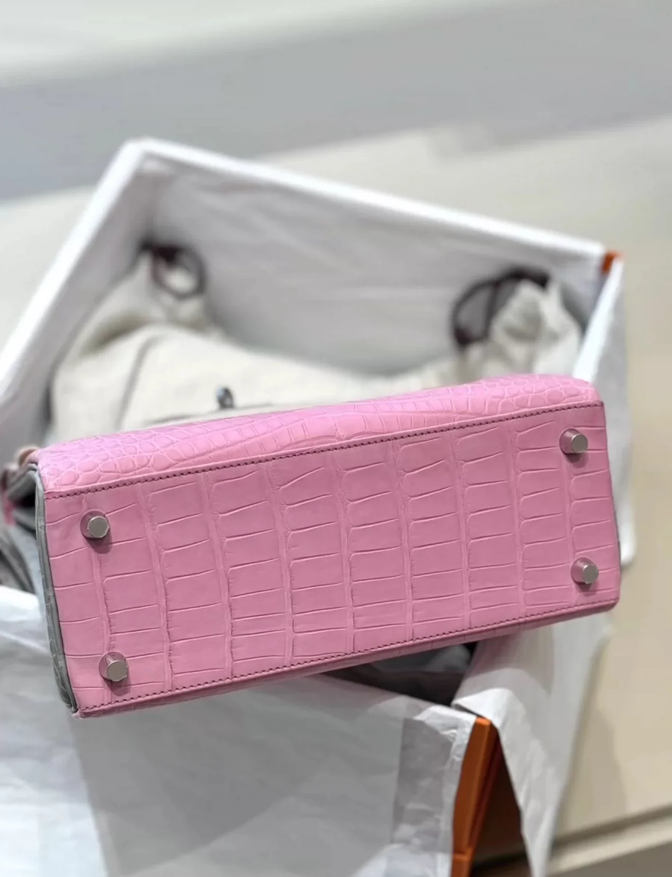 Hermès Kelly 25 5P Bubblegum & Pearl Gray Matte Crocodile Leather Palladium Hardware - Image 4