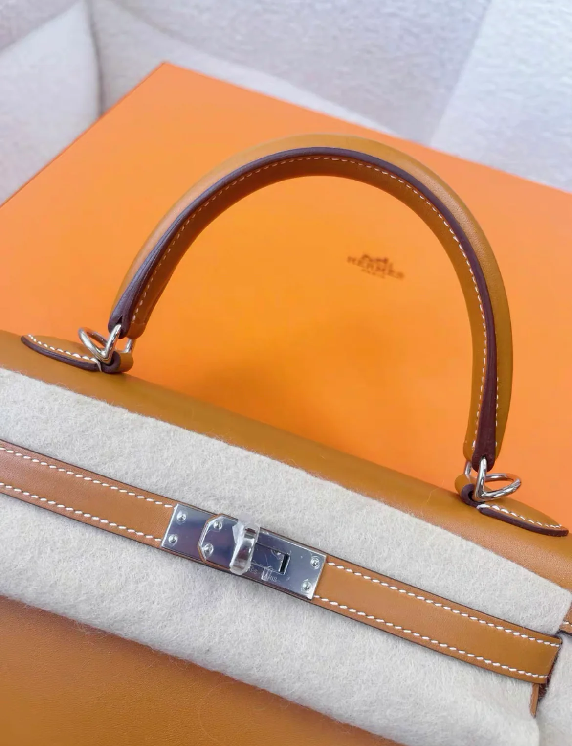 Hermès Kelly 25 BARENIA GOLD LEATHER SADDLER & WHITE STITCHING BAG - Image 2