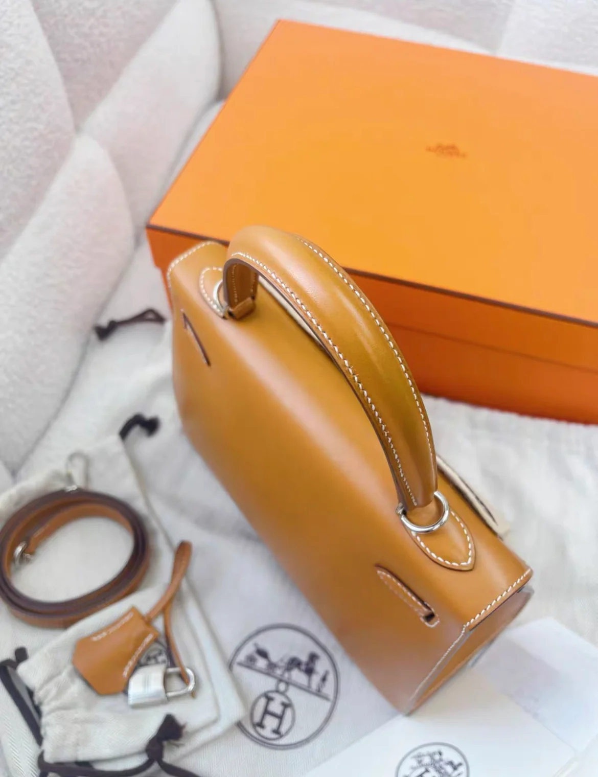 Hermès Kelly 25 BARENIA GOLD LEATHER SADDLER & WHITE STITCHING BAG - Image 3