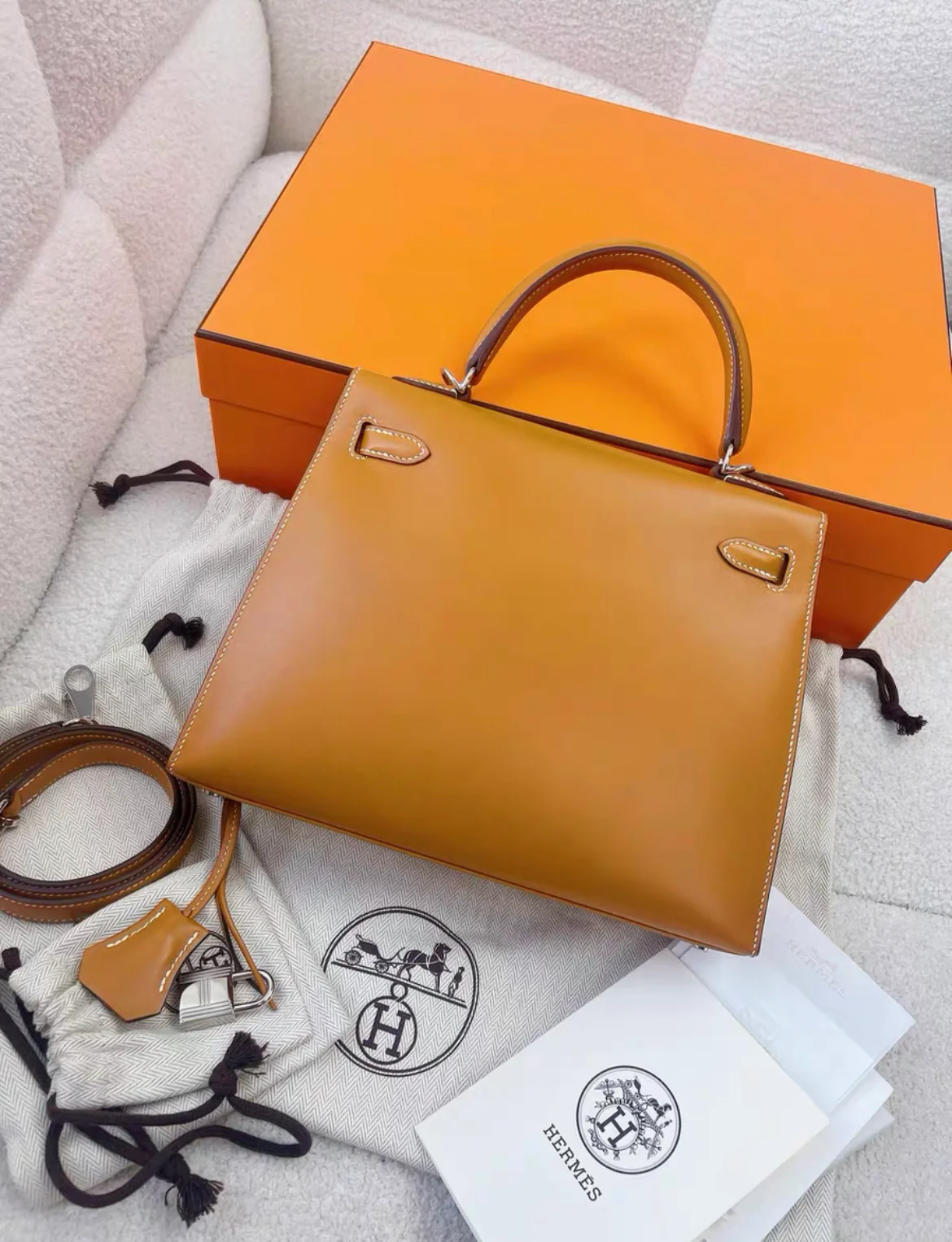 Hermès Kelly 25 BARENIA GOLD LEATHER SADDLER & WHITE STITCHING BAG - Image 4