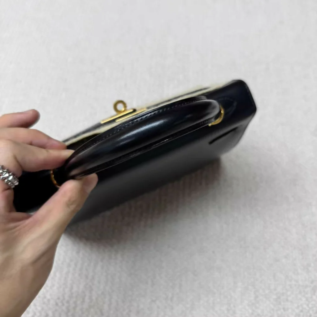 Hermès Kelly 25 Black Box Leather Gold Hardware - Image 3