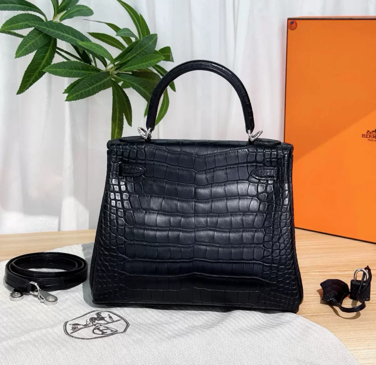 Hermès Kelly 25 Black Matte Crocodile Leather Palladium Hardware - Image 2
