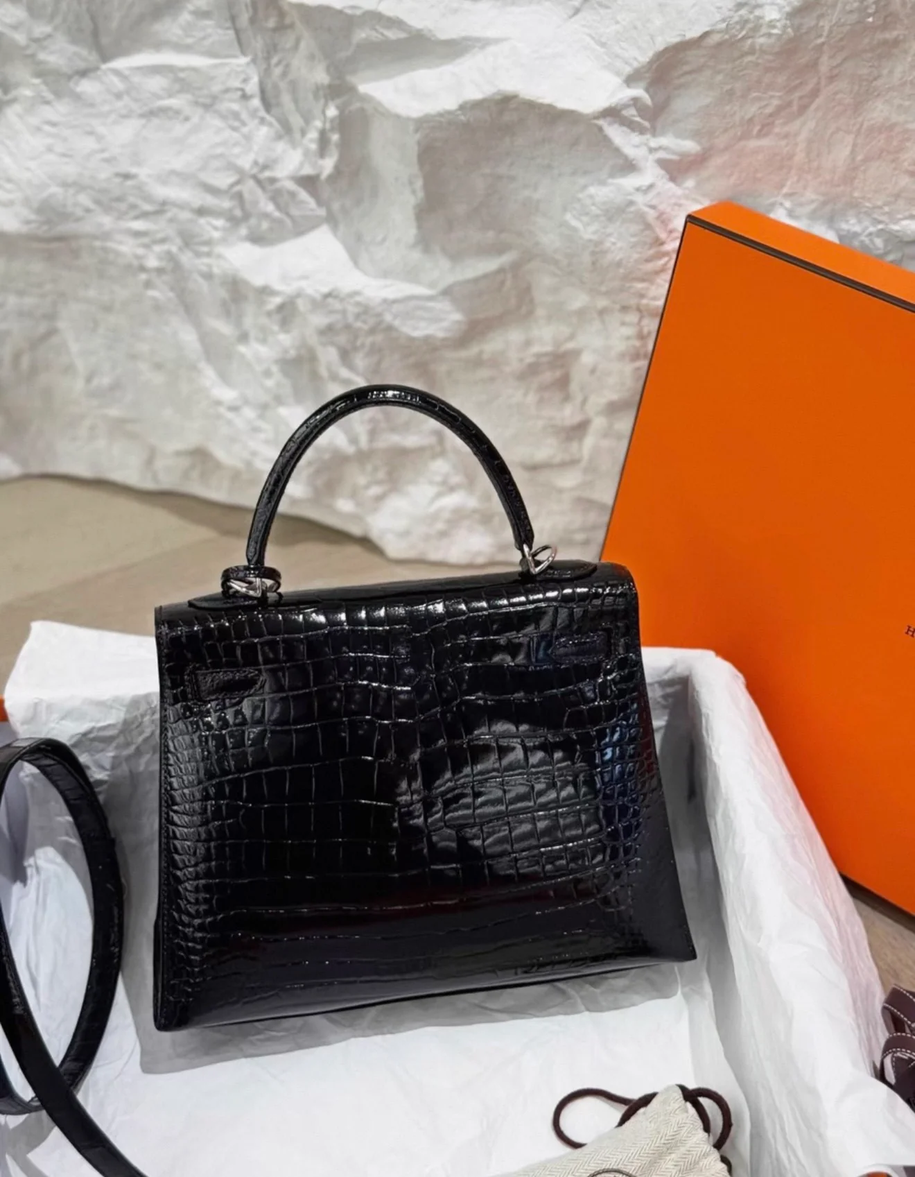 Hermès Kelly 25 black shiny crocodile leather palladium hardware - Image 2
