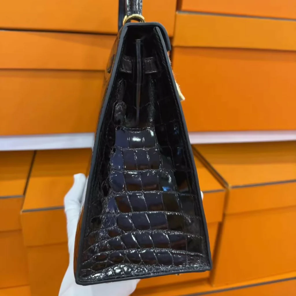 Hermès Kelly 25 Black Shiny Crocodile Leather with Gold Hardware - Image 3