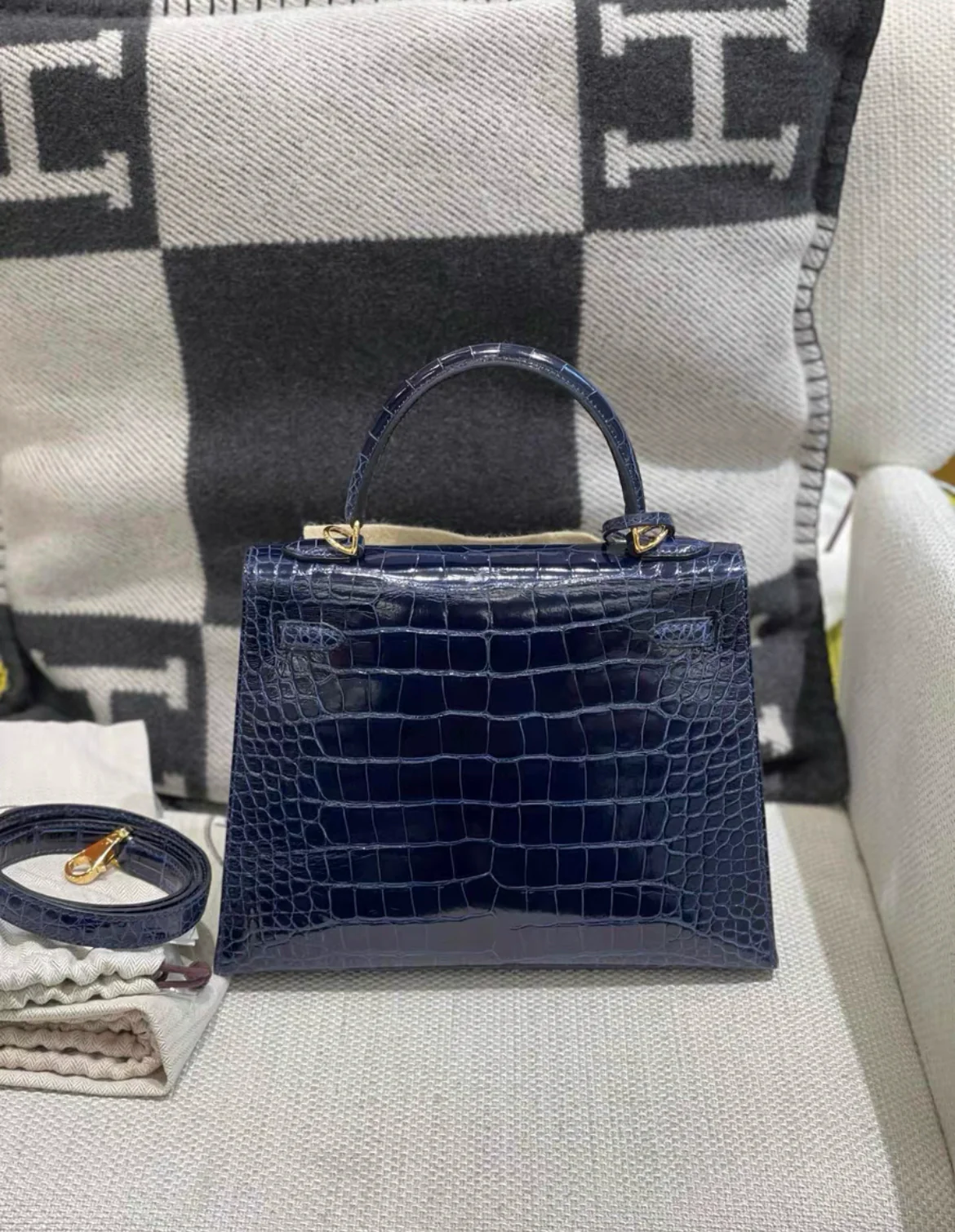 Hermès Kelly 25 Blue Sapphire Alligator Shiny Gold Hardware - Image 2