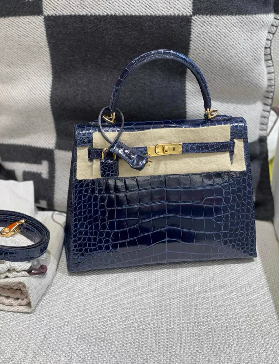 Hermès Kelly 25 Blue Sapphire Alligator Shiny Gold Hardware - Image 3