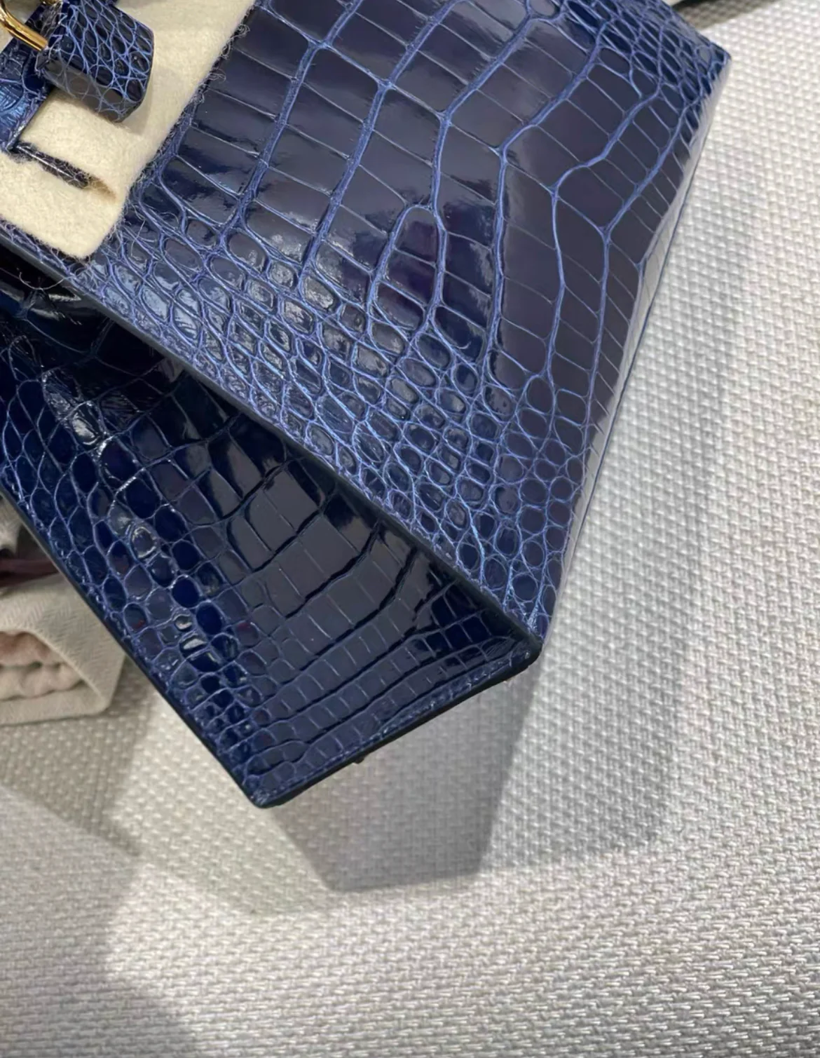 Hermès Kelly 25 Blue Sapphire Alligator Shiny Gold Hardware - Image 4