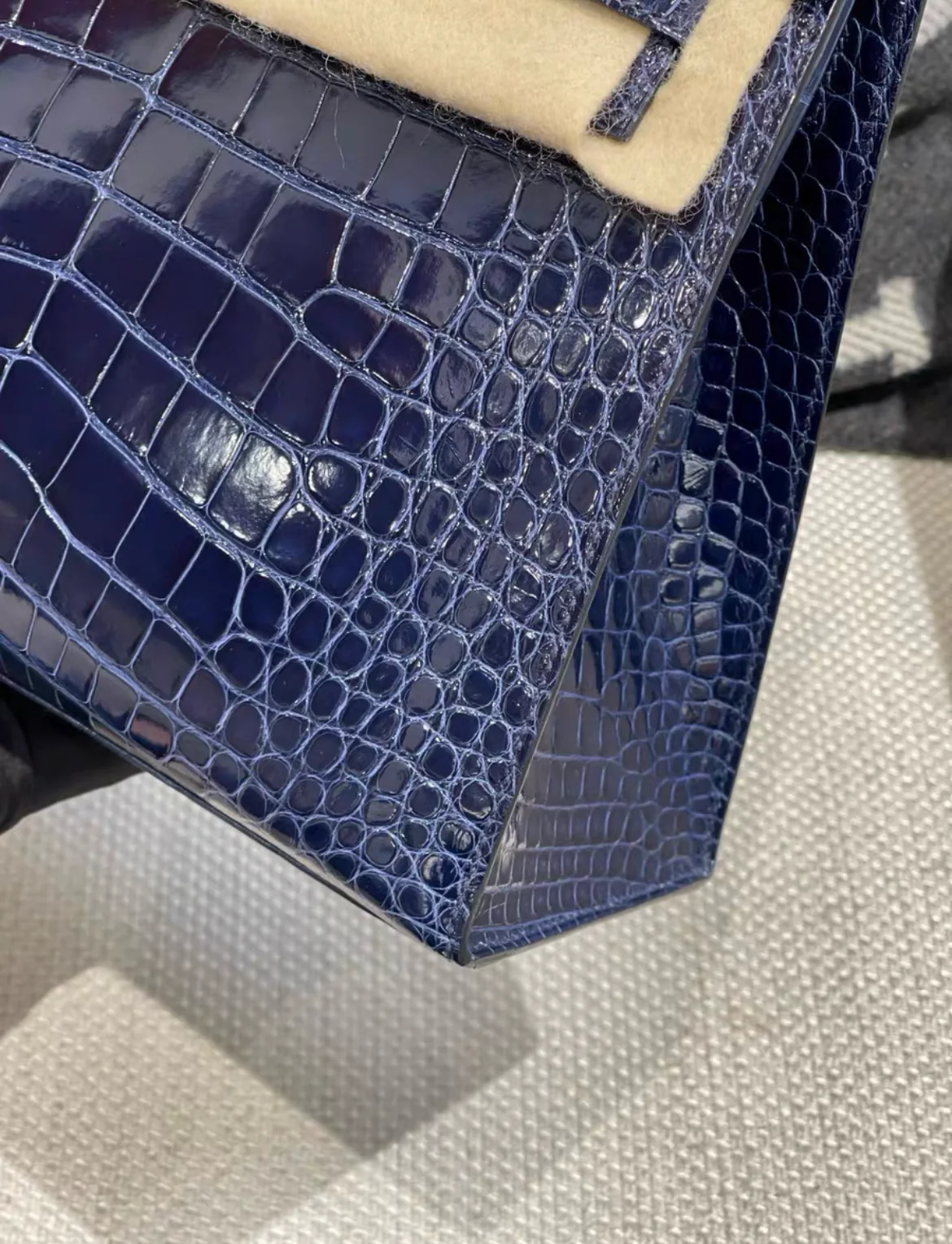 Hermès Kelly 25 Blue Sapphire Alligator Shiny Gold Hardware - Image 5
