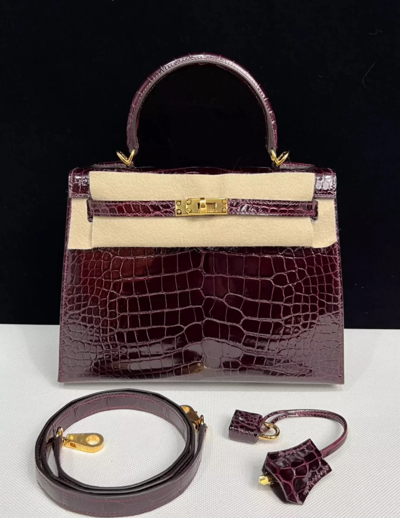 HERMES Kelly 25 Bordeaux Shiny Crocodile Leather gold hardware
