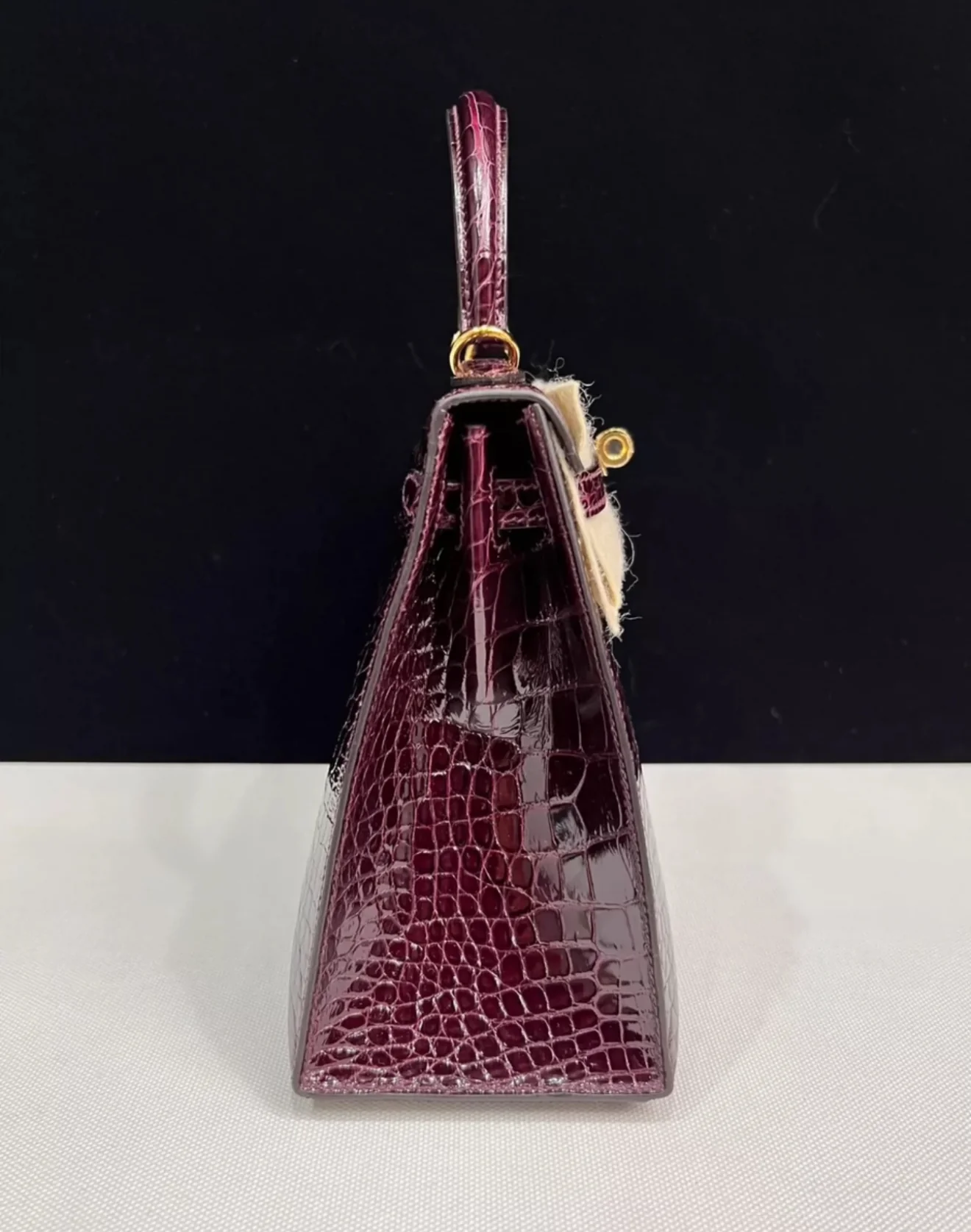 HERMES Kelly 25 Bordeaux Shiny Crocodile Leather gold hardware - Image 4