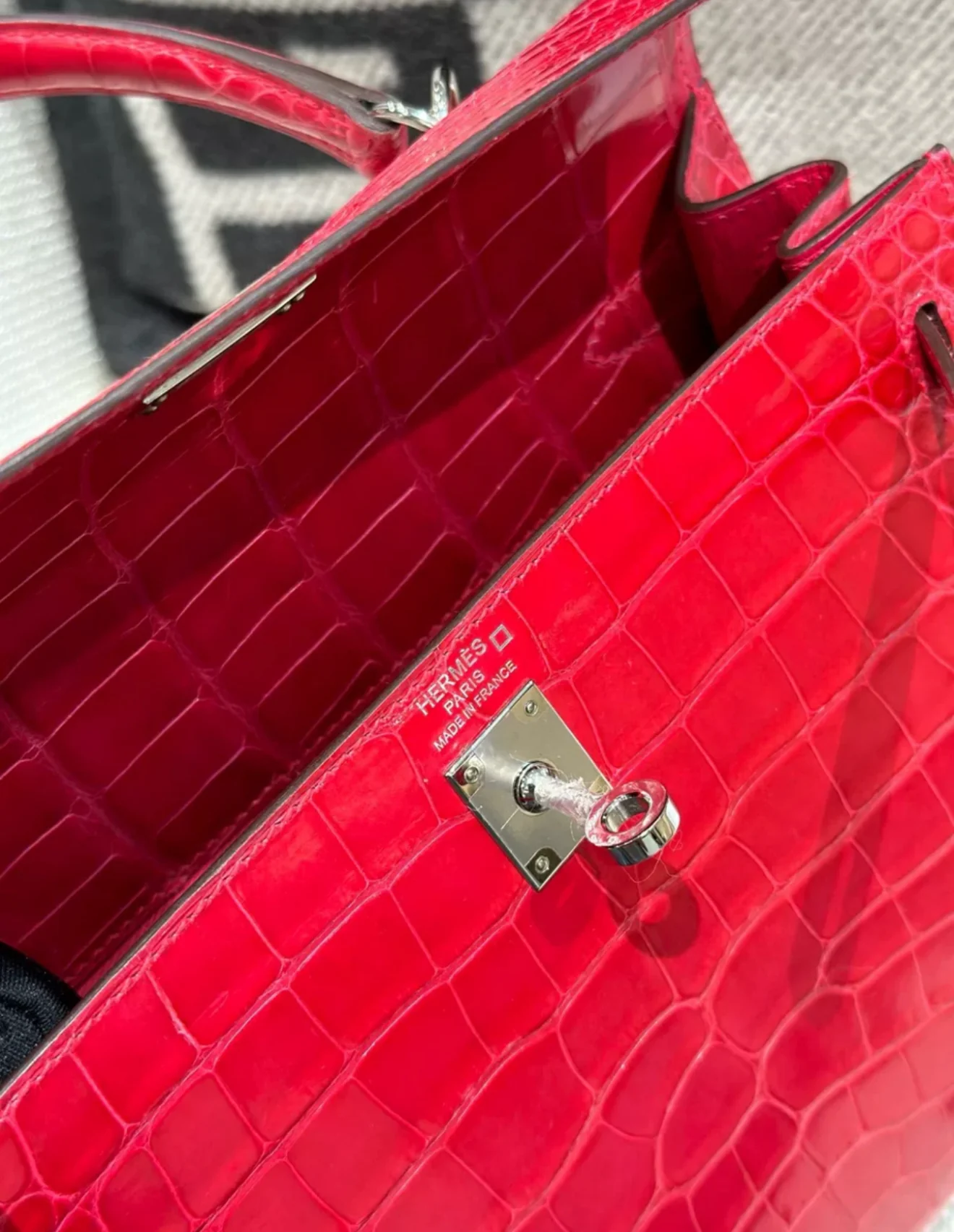 Hermès Kelly 25 Braise Shiny Alligator Palladium Hardware - Image 7