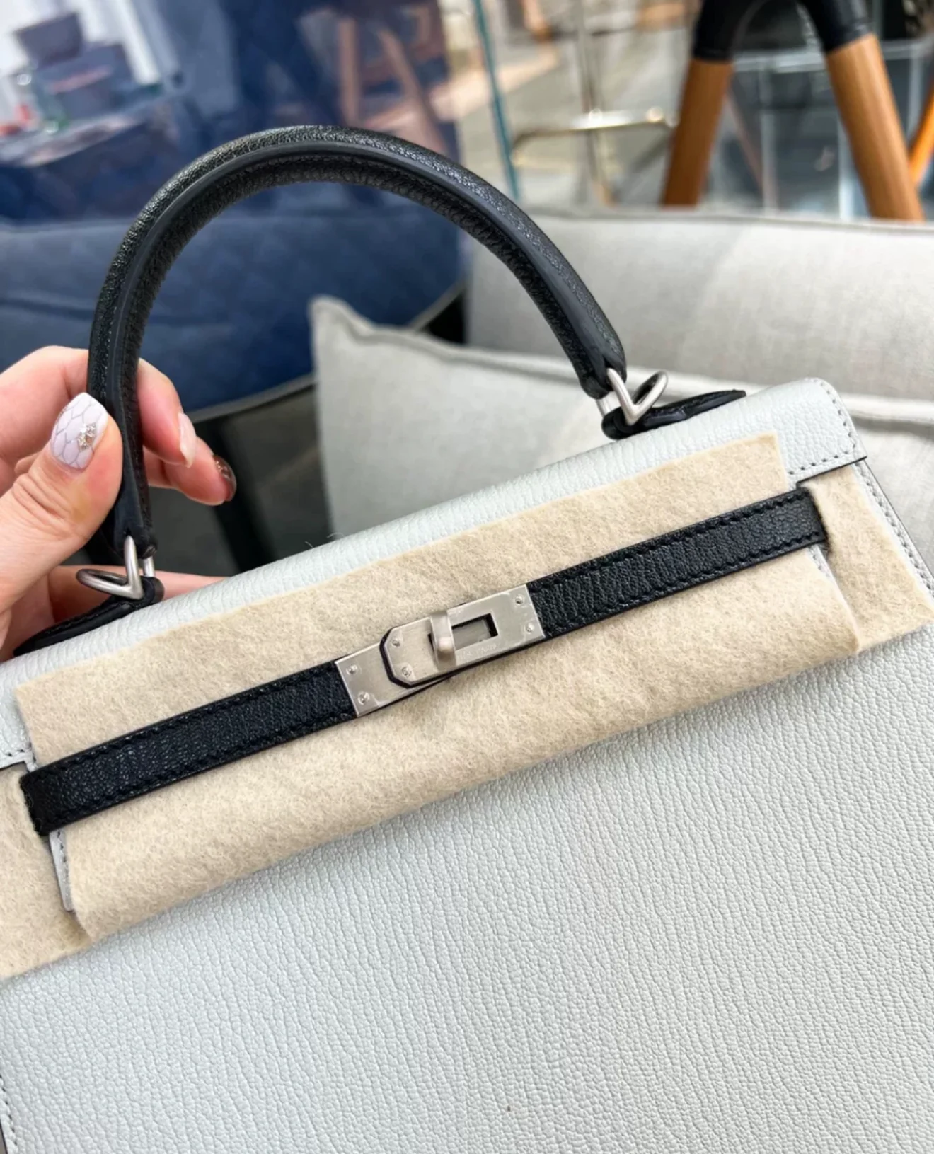 HERMÈS Kelly 25 Chèvre Gris Perle Noire Special Order - Image 2