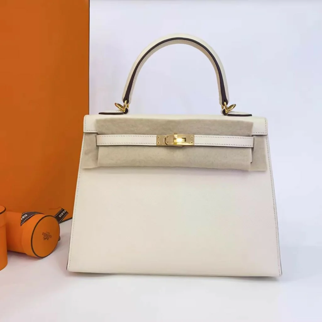 Hermès Kelly 25 Craie Epsom Leather with Gold hardware - Image 2