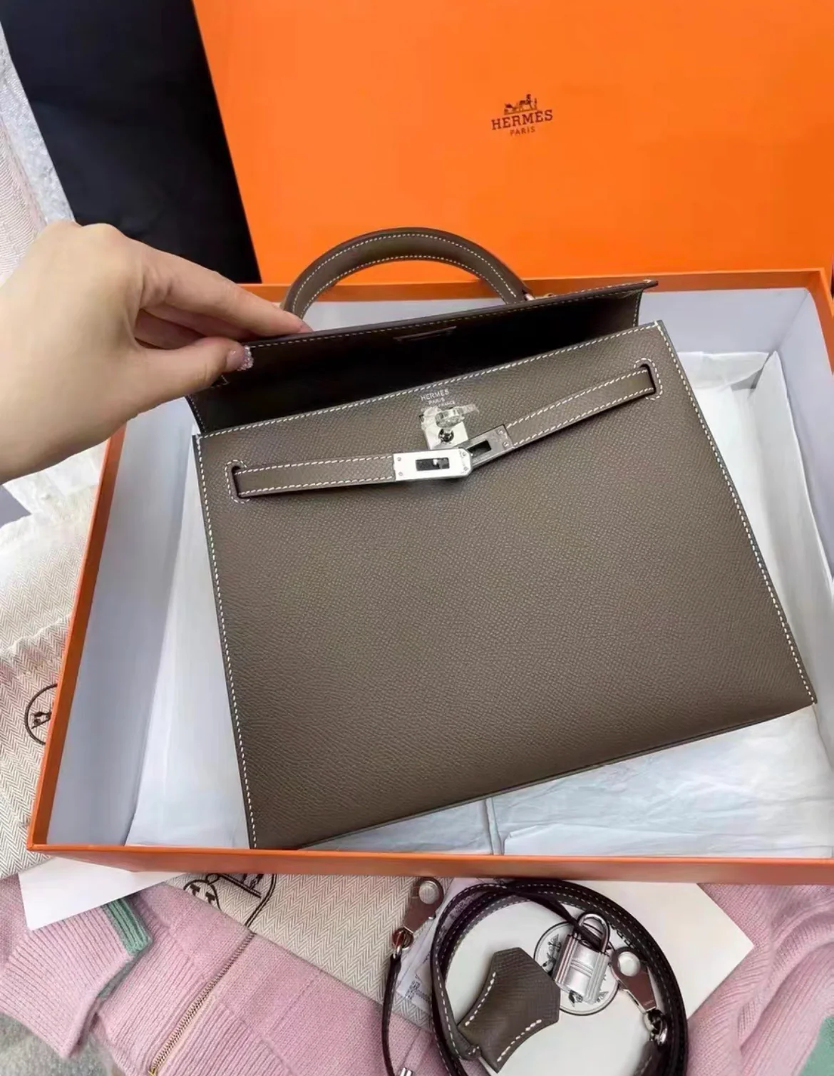 Hermès Kelly 25 Etoupe Epsom Palladium Hardware - Image 4