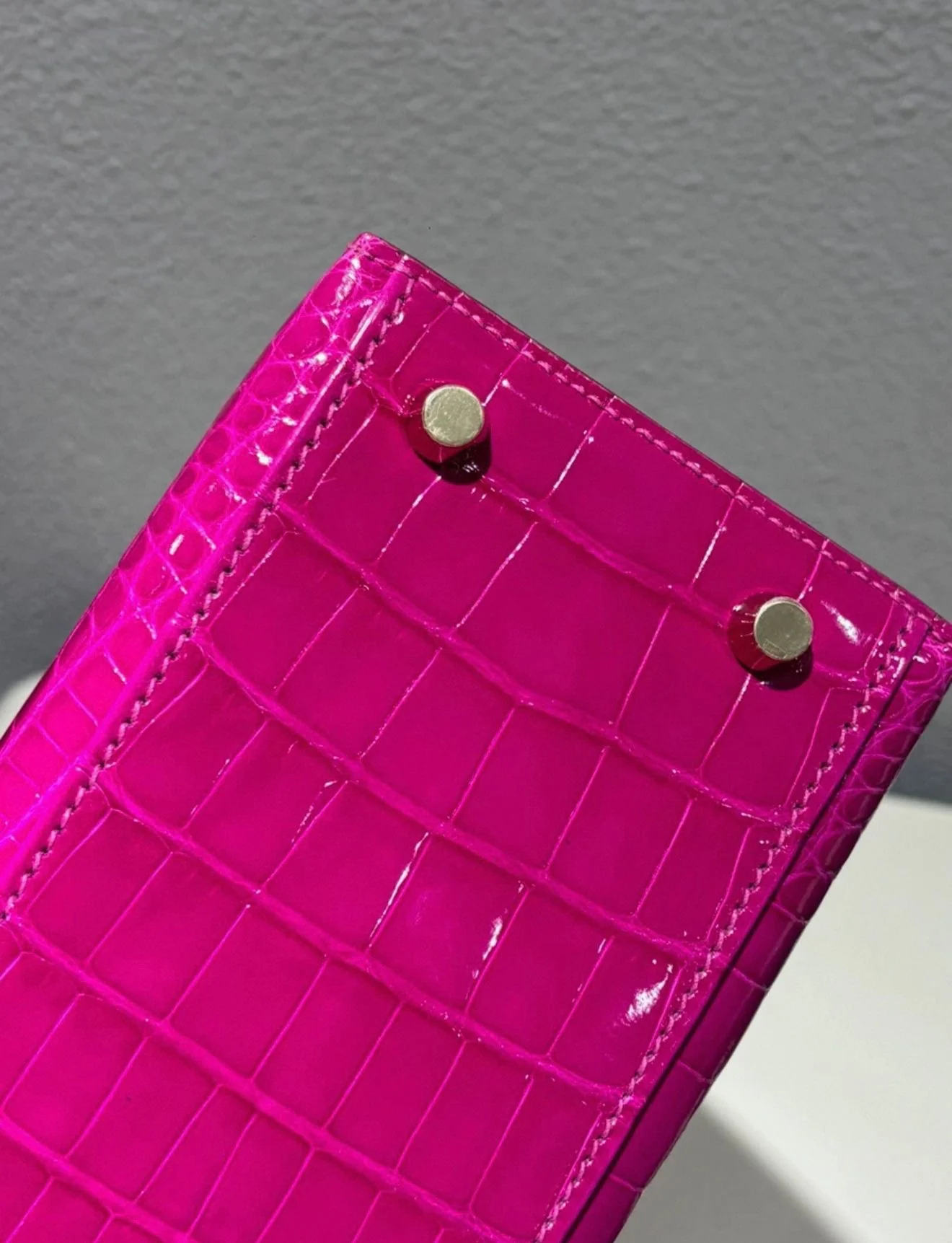 Hermes Kelly 25 Fuchsia 5J shiny crocodile leather gold hardware - Image 4
