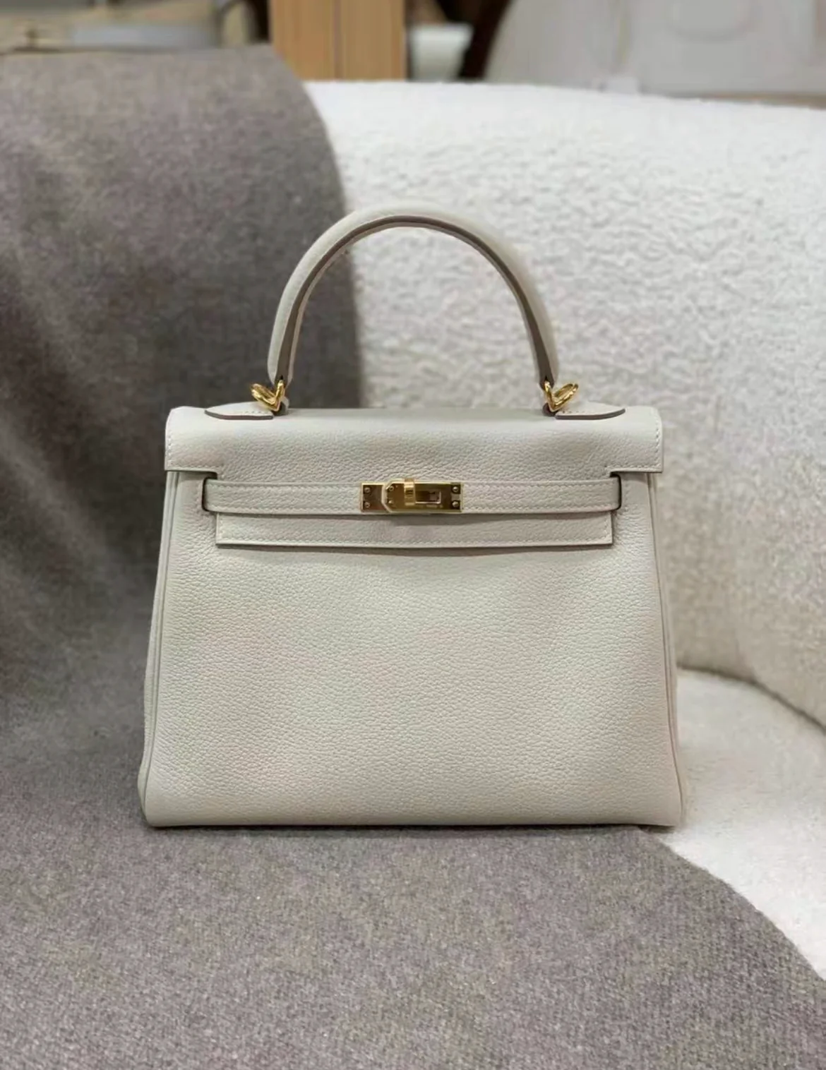 HERMÈS Kelly 25 in Craie Togo leather with Gold hardware - Image 2
