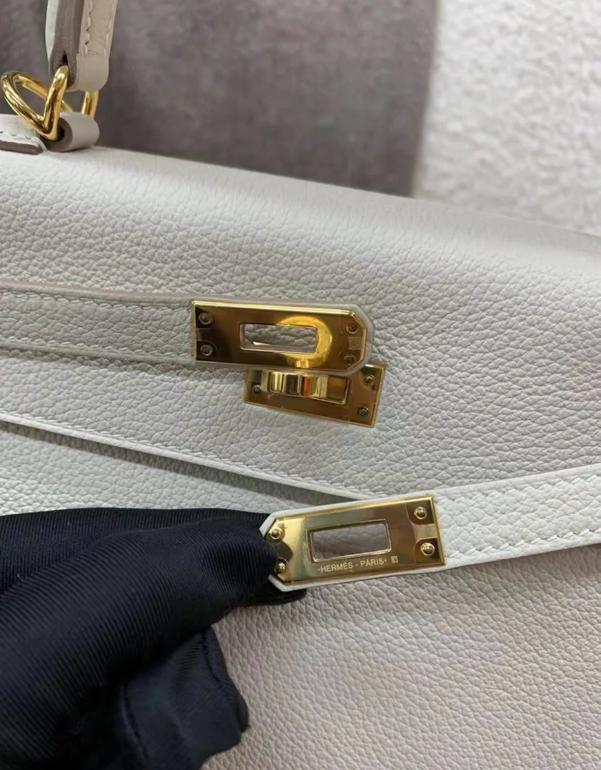 HERMÈS Kelly 25 in Craie Togo leather with Gold hardware - Image 8