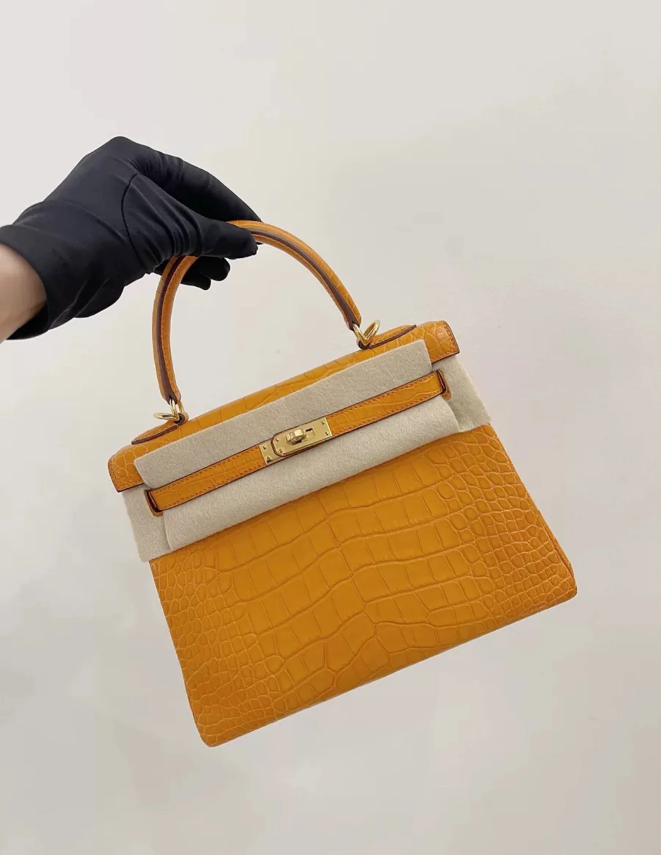 Hermès Kelly 25 Orange Matte Crocodile Gold Hardware - Image 3