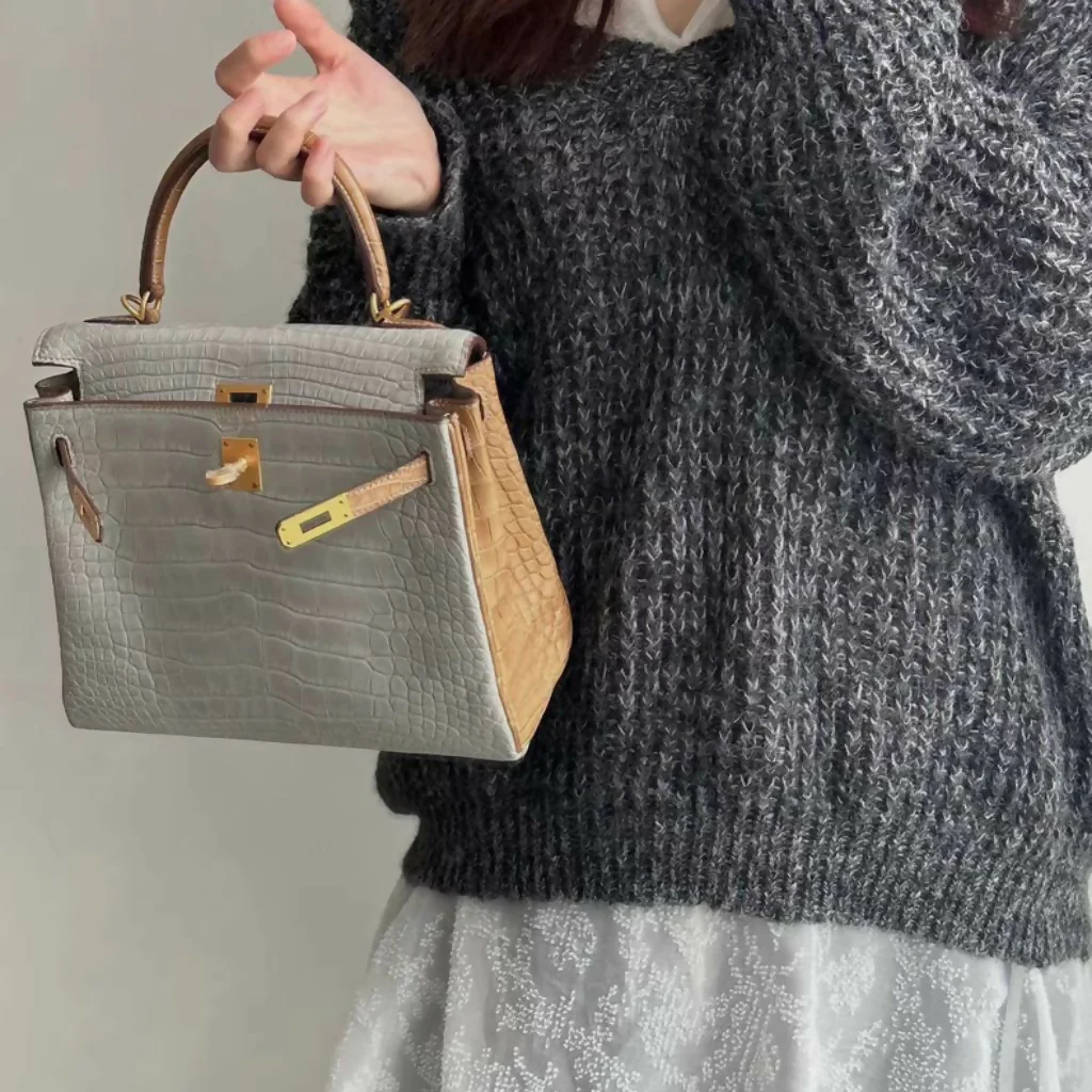 Hermès Kelly 25 Gris Perle & Brown Matte Crocodile leather gold hardware - Image 2
