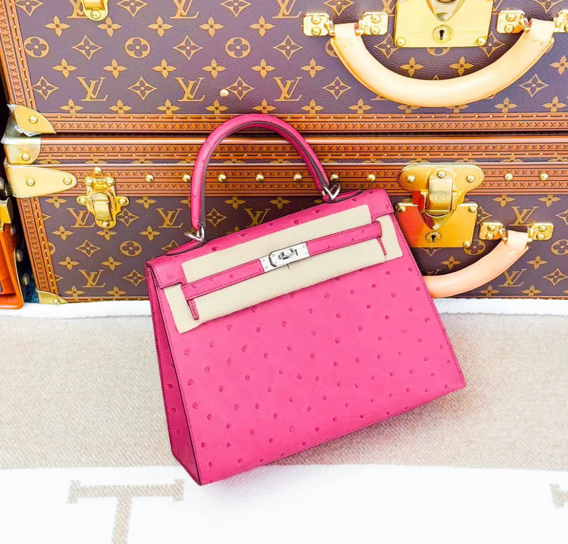 Hermes Kelly 25 Retourne Bag Pink Ostrich with Palladium Hardware - Image 3