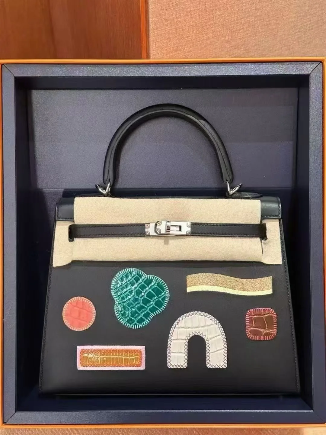 Hermes Kelly 25 Sellier Broderie Colla Noir/Boug-Emerald-Tabac-Beton Swift Alligator Palladium Hardware