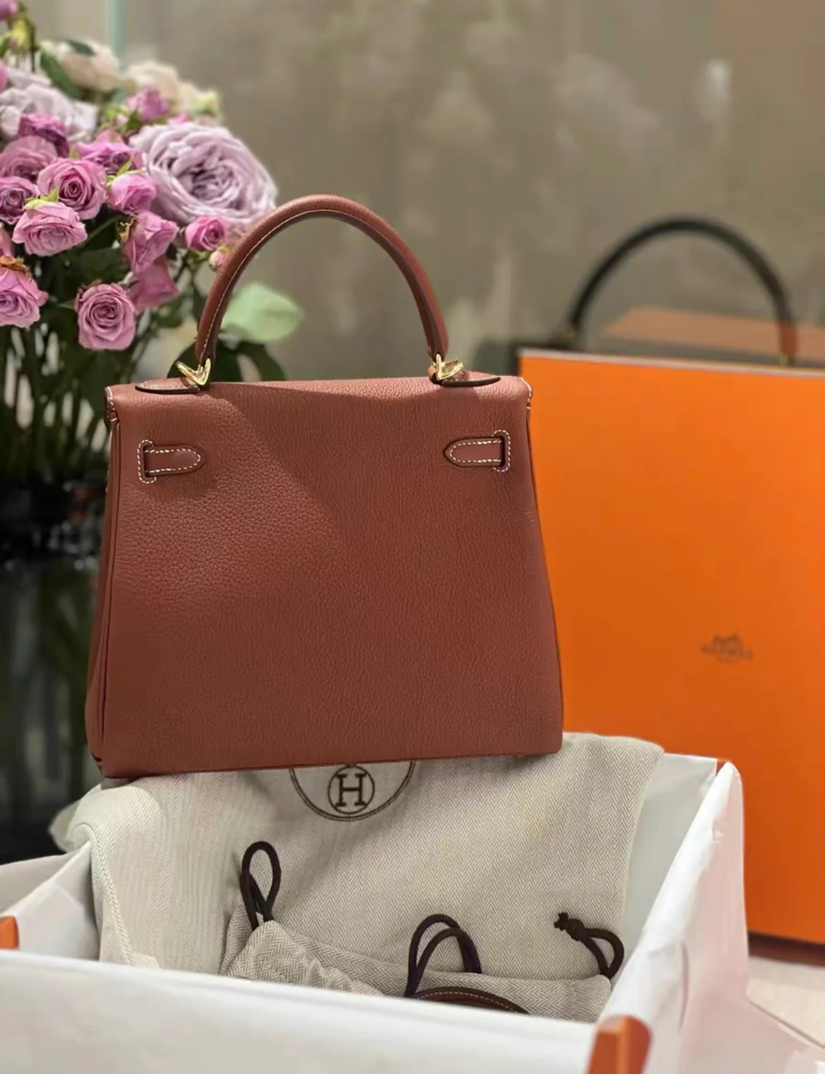 Hermès Kelly 25 Sienne Togo Gold Hardware with White stitching - Image 2