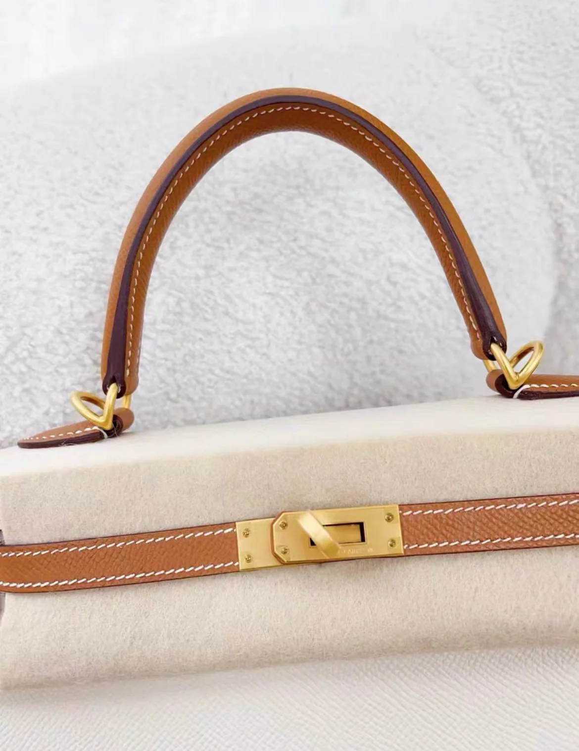 Hermès Kelly 25 Special Order (HSS) Bi-Color Nata and Gold Epsom Sellier Brushed Gold Hardware - Image 2