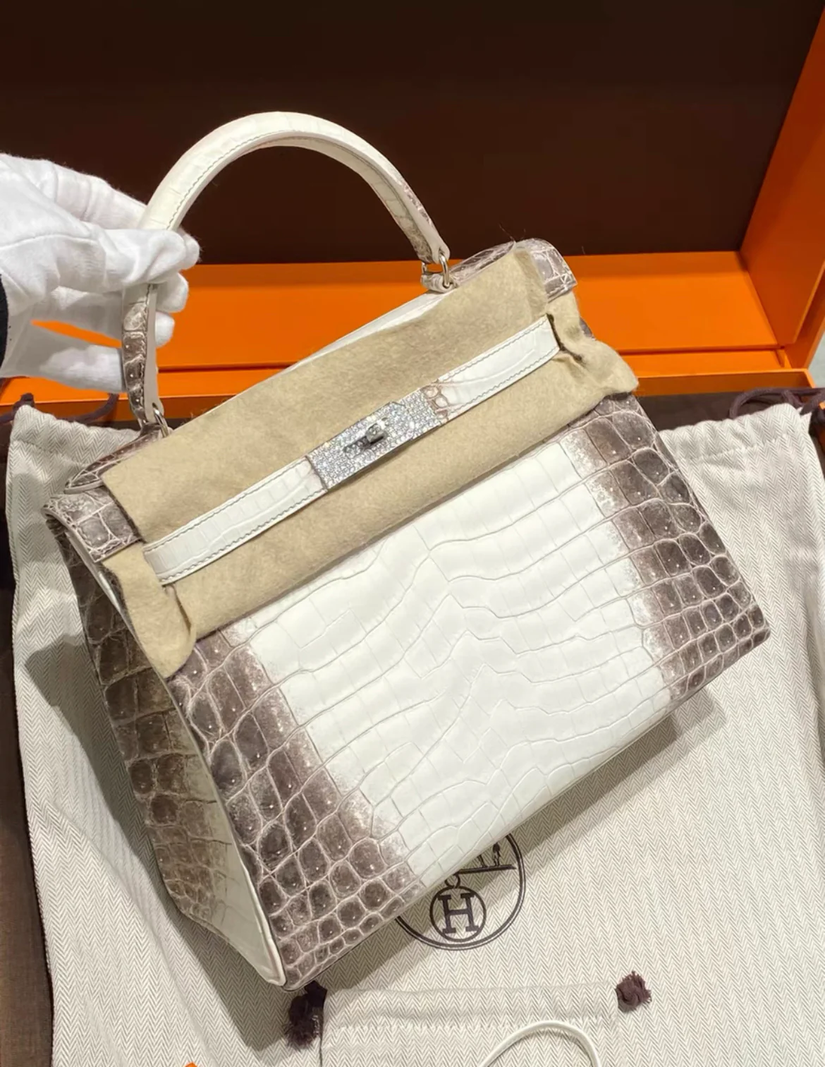 Hermes Kelly 28 Bag Diamond Himalaya Blanc Matte Niloticus Crocodile with 18k White Gold Hardware - Image 3
