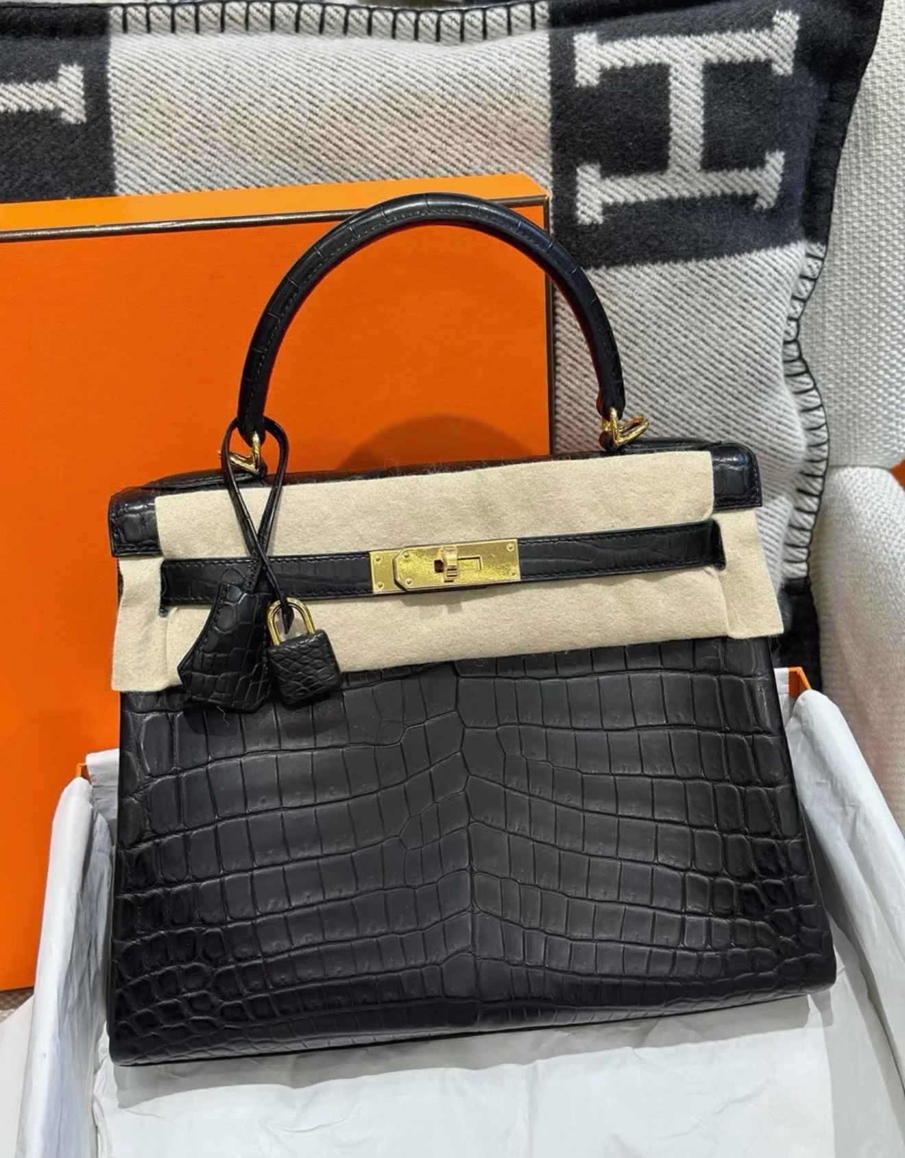 Hermes Kelly 28 black matte crocodile leather gold hardware - Image 2