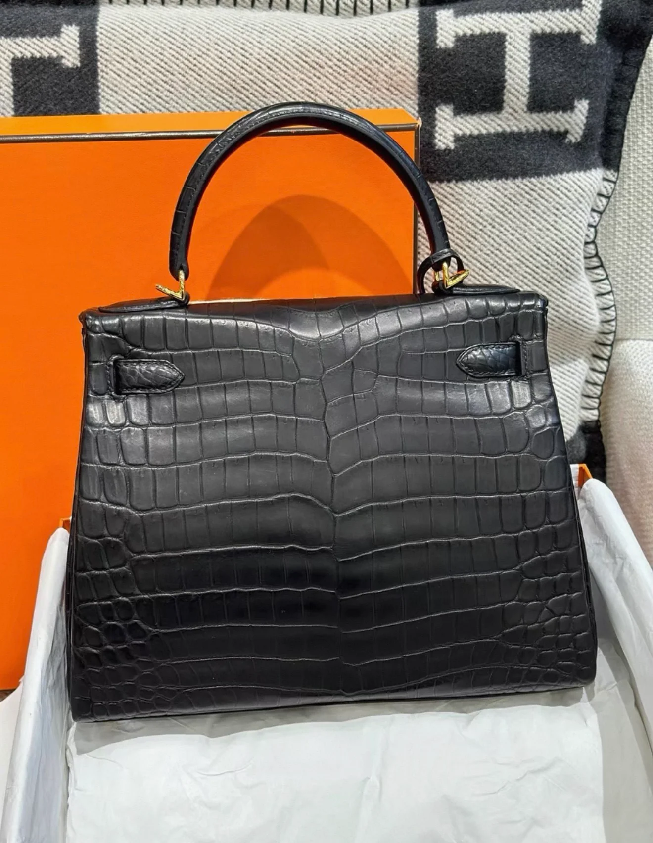 Hermes Kelly 28 black matte crocodile leather gold hardware - Image 3