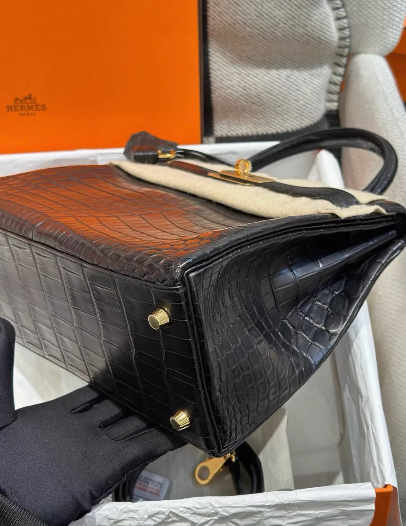 Hermes Kelly 28 black matte crocodile leather gold hardware - Image 5